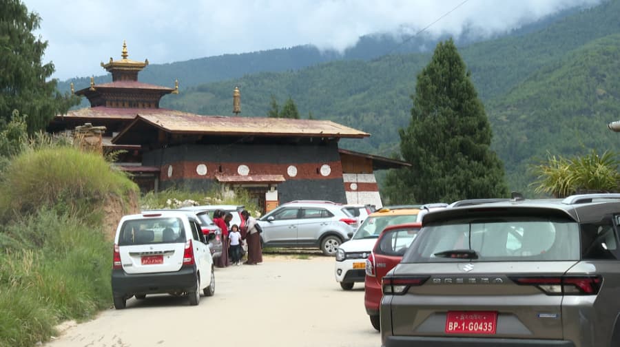 Limited parking at Changangkha Lhakhang raises safety concerns